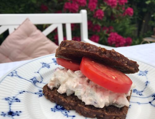 Tunsalat med rødløg og kapers