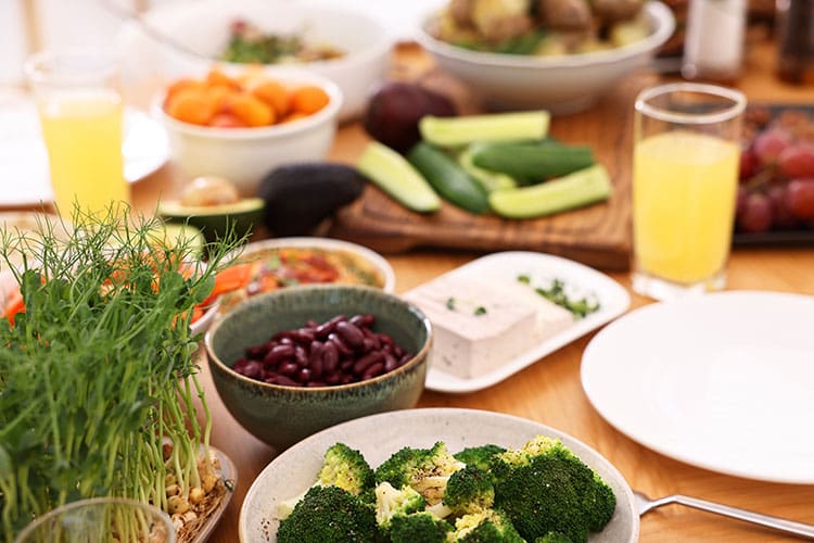 Hvordan foregår genintroduktion efter Low FODMAP? Læs om de tre faser, test af FODMAP-grupper og vejen til en mere varieret kost.